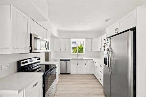 Villa ou maison à vendre à Miami, Floride: 4 chambres, 144.46 m2 № 2283023 - photo 9