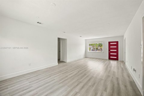 Villa ou maison à vendre à Miami, Floride: 4 chambres, 144.46 m2 № 2283023 - photo 4