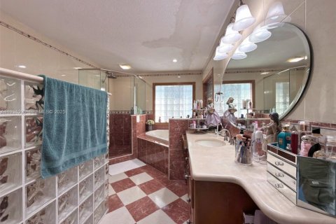 House in Miami, Florida 5 bedrooms, 190.17 sq.m. № 1992404 - photo 17