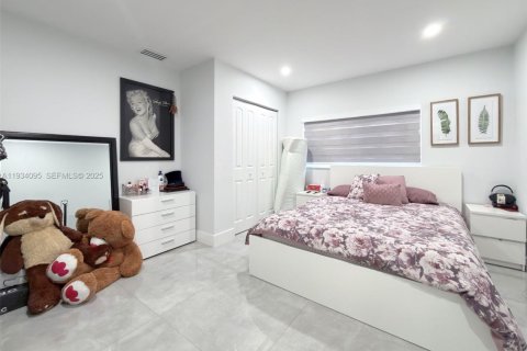 House in Miami, Florida 5 bedrooms, 190.17 sq.m. № 1992404 - photo 24
