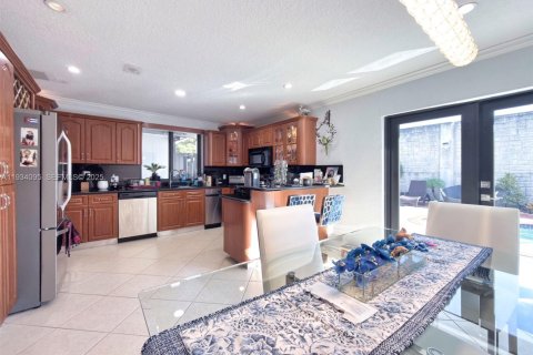 House in Miami, Florida 5 bedrooms, 190.17 sq.m. № 1992404 - photo 13