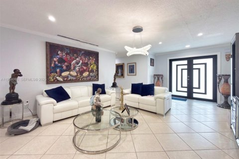 House in Miami, Florida 5 bedrooms, 190.17 sq.m. № 1992404 - photo 12