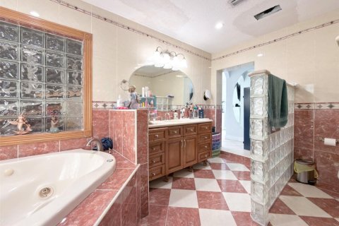 House in Miami, Florida 5 bedrooms, 190.17 sq.m. № 1992404 - photo 18