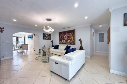 House in Miami, Florida 5 bedrooms, 190.17 sq.m. № 1992404 - photo 11