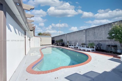 House in Miami, Florida 5 bedrooms, 190.17 sq.m. № 1992404 - photo 22