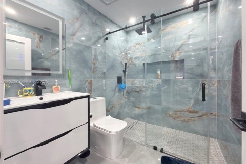 House in Miami, Florida 5 bedrooms, 190.17 sq.m. № 1992404 - photo 10