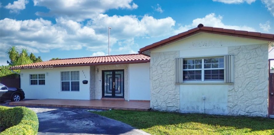 House in Miami, Florida 5 bedrooms, 190.17 sq.m. № 1992404