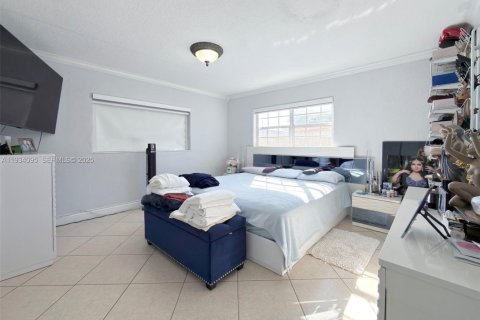 House in Miami, Florida 5 bedrooms, 190.17 sq.m. № 1992404 - photo 16