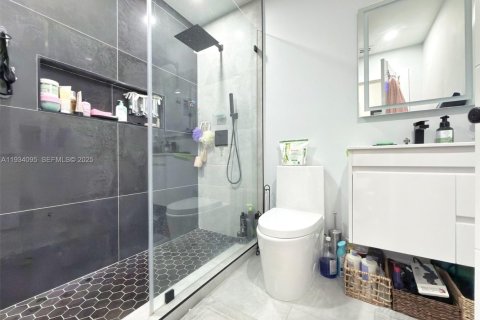 House in Miami, Florida 5 bedrooms, 190.17 sq.m. № 1992404 - photo 23