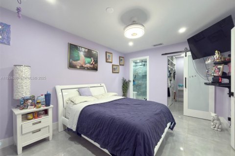 House in Miami, Florida 5 bedrooms, 190.17 sq.m. № 1992404 - photo 7