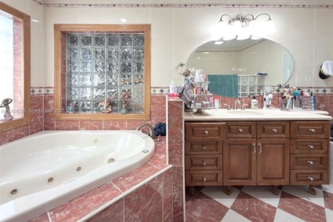 House in Miami, Florida 5 bedrooms, 190.17 sq.m. № 1992404 - photo 19