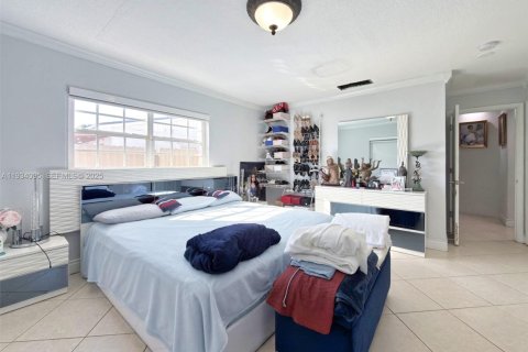 House in Miami, Florida 5 bedrooms, 190.17 sq.m. № 1992404 - photo 20