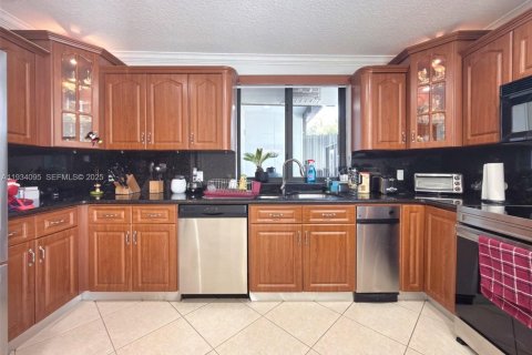 House in Miami, Florida 5 bedrooms, 190.17 sq.m. № 1992404 - photo 14