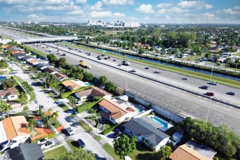 House in Miami, Florida 5 bedrooms, 190.17 sq.m. № 1992404 - photo 4