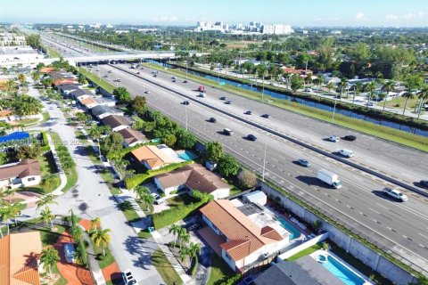 House in Miami, Florida 5 bedrooms, 190.17 sq.m. № 1992404 - photo 5