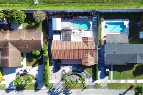 House in Miami, Florida 5 bedrooms, 190.17 sq.m. № 1992404 - photo 3