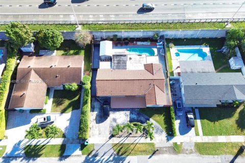 House in Miami, Florida 5 bedrooms, 190.17 sq.m. № 1992404 - photo 2