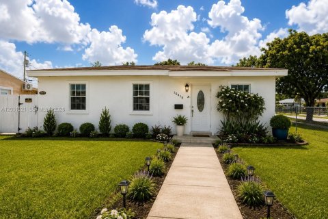 House in Miami, Florida 3 bedrooms, 120.77 sq.m. № 2258035 - photo 2
