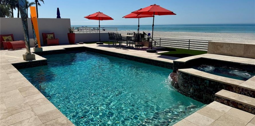 House in Indian Rocks Beach, Florida 4 bedrooms, 439.24 sq.m. № 1536113
