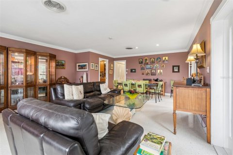 House in Tampa, Florida 5 bedrooms, 304.16 sq.m. № 2094924 - photo 9