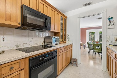 House in Tampa, Florida 5 bedrooms, 304.16 sq.m. № 2094924 - photo 21