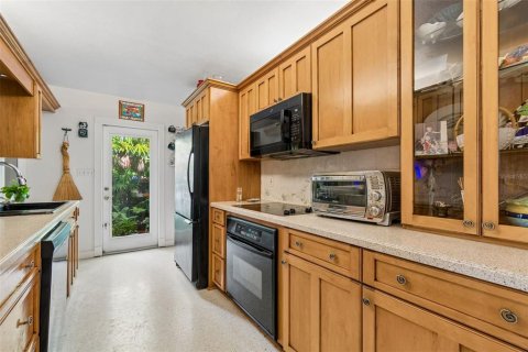 House in Tampa, Florida 5 bedrooms, 304.16 sq.m. № 2094924 - photo 18