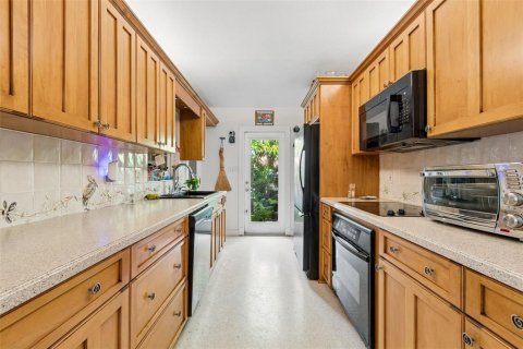 House in Tampa, Florida 5 bedrooms, 304.16 sq.m. № 2094924 - photo 16