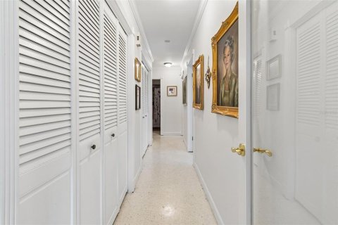 House in Tampa, Florida 5 bedrooms, 304.16 sq.m. № 2094924 - photo 22