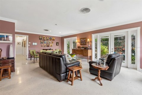 House in Tampa, Florida 5 bedrooms, 304.16 sq.m. № 2094924 - photo 5