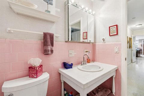House in Tampa, Florida 5 bedrooms, 304.16 sq.m. № 2094924 - photo 28