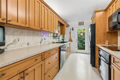 House in Tampa, Florida 5 bedrooms, 304.16 sq.m. № 2094924 - photo 17