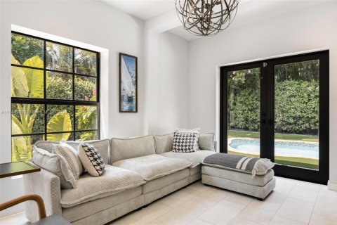 House in Coral Gables, Florida 5 bedrooms, 325.34 sq.m. № 1739694 - photo 11