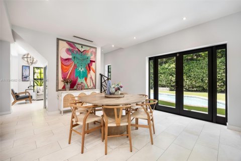 House in Coral Gables, Florida 5 bedrooms, 325.34 sq.m. № 1739694 - photo 4