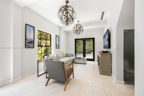 House in Coral Gables, Florida 5 bedrooms, 325.34 sq.m. № 1739694 - photo 10