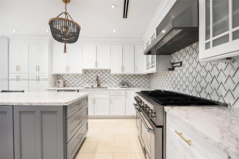 House in Coral Gables, Florida 5 bedrooms, 325.34 sq.m. № 1739694 - photo 8
