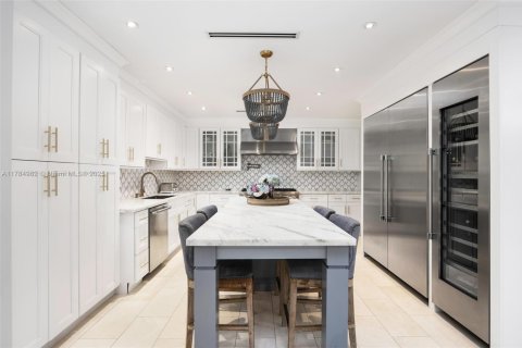 House in Coral Gables, Florida 5 bedrooms, 325.34 sq.m. № 1739694 - photo 7