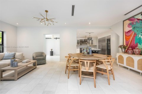 House in Coral Gables, Florida 5 bedrooms, 325.34 sq.m. № 1739694 - photo 9