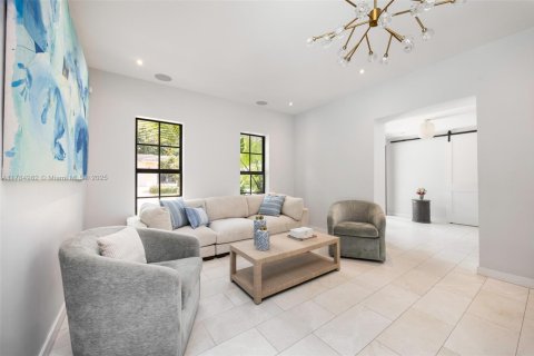House in Coral Gables, Florida 5 bedrooms, 325.34 sq.m. № 1739694 - photo 5