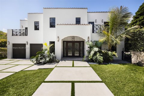 House in Coral Gables, Florida 5 bedrooms, 325.34 sq.m. № 1739694 - photo 1