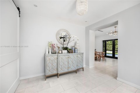House in Coral Gables, Florida 5 bedrooms, 325.34 sq.m. № 1739694 - photo 3