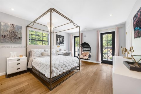 House in Coral Gables, Florida 5 bedrooms, 325.34 sq.m. № 1739694 - photo 19
