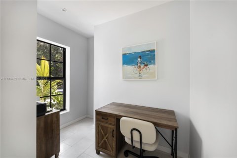 House in Coral Gables, Florida 5 bedrooms, 325.34 sq.m. № 1739694 - photo 25