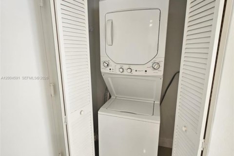 Condominio en alquiler en Doral, Florida, 2 dormitorios, 92.16 m2 № 2068636 - foto 8