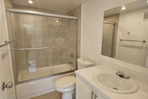 Condominio en alquiler en Doral, Florida, 2 dormitorios, 92.16 m2 № 2068636 - foto 6