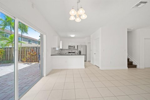 Townhouse in Cutler Bay, Florida 2 bedrooms, 106.84 sq.m. № 2080623 - photo 2