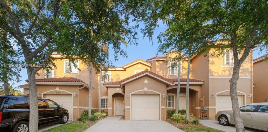 Townhouse in Cutler Bay, Florida 2 bedrooms, 106.84 sq.m. № 2080623