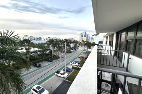 Copropriété à vendre à Bay Harbor Islands, Floride: 2 chambres, 120.77 m2 № 1961129 - photo 19