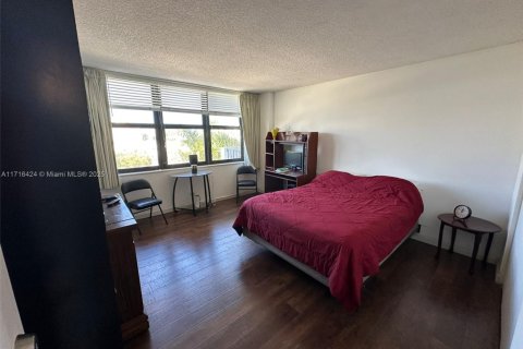 Copropriété à vendre à Bay Harbor Islands, Floride: 2 chambres, 120.77 m2 № 1961129 - photo 12