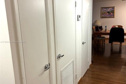 Copropriété à vendre à Bay Harbor Islands, Floride: 2 chambres, 120.77 m2 № 1961129 - photo 17