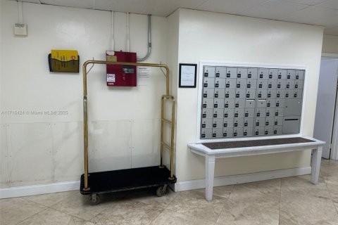 Copropriété à vendre à Bay Harbor Islands, Floride: 2 chambres, 120.77 m2 № 1961129 - photo 29